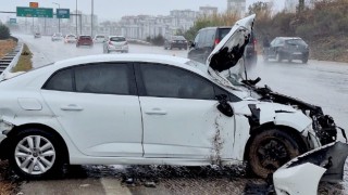 Mersin’de bariyere çarpan otomobildeki 4 kişi yaralandı