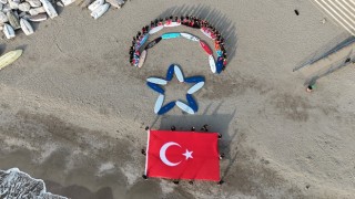 Mersin’de sporcular Büyük Önder Atatürk’ü kumsaldaki ay yıldız figürüyle andı