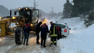 Osmaniye’de kar nedeniyle mahsur kalan sürücüleri itfaiye ve özel idare ekipleri kurtardı