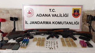 Adana’da bir evde 5 ruhsatsız silah ele geçirildi