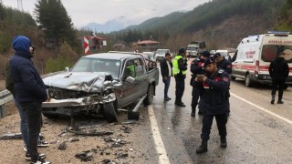 Adana’da otomobil ile kamyonetin çarpışması sonucu 6 kişi yaralandı