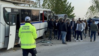 Adana’da otomobil ve midibüsün çarpıştığı kazada 2 kişi yaralandı