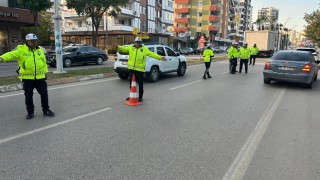 Adana’da polisler, sürücülere ”akıllı kavşak” kullanımını anlattı