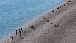 Antalya’da güneşli havayı fırsat bilenler denize girdi