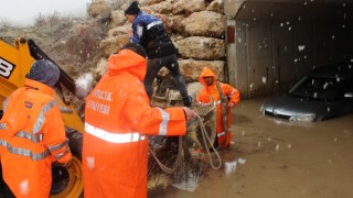 Antalya’da itfaiye ekiplerince 164 su baskınına müdahale edildi