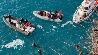 Antalya’da otomobille falezlerden denize düşen genci arama çalışmaları sürüyor