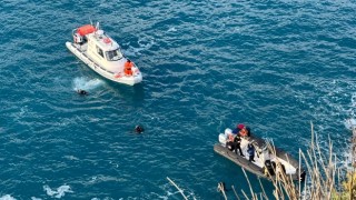 Antalya’da otomobille falezlerden denize düşen genci arama çalışmaları sürüyor