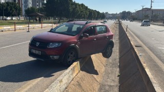 Antalya’da su kanalında asılı kalan otomobilin sürücüsü yaralandı