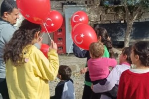 Bakkaldan Çocuklara Kurtuluş Gününde Ay Yıldızlı Balon