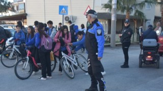 Bozyazı’da polis ekipleri okulların çevresindeki denetimlerini sürdürdü