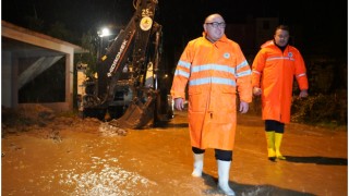 Erdemli’de belediye ekipleri su baskınlarına karşı önlem aldı