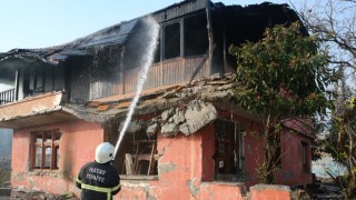 Hatay’da 2 katlı binada çıkan yangın söndürüldü