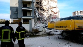 Hatay’da ağır hasarlı bina yıkım sırasında iş makinesinin üzerine devrildi