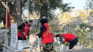 Hatay’da gönüllü gençler mezarlık temizledi