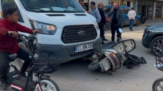 Hatay’da kamyonetin çarptığı motosikletli yaralandı