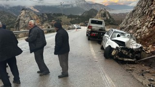 Isparta’da otomobil ile tırın çarpıştığı kazada 3 kişi yaralandı