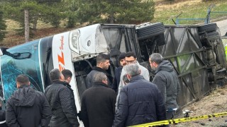 Isparta’da yolcu otobüsünün şarampole devrildiği kazada 1 kişi öldü, 18 kişi yaralandı