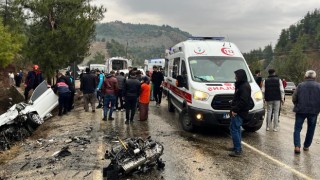 Kahramanmaraş’ta hafif ticari araç ile otomobilin çarpıştığı kazada 10 kişi yaralandı