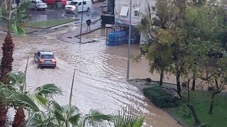 Manavgat’ta şiddetli yağış su baskınlarına neden oldu