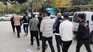 Mersin’de 4 kuyumcuya sahte altın satan 6 zanlı tutuklandı