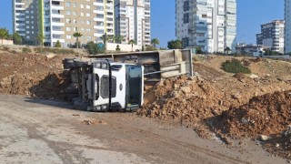 Mersin’de hafriyat kamyonu devrildi