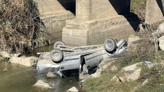 Mersin’de sulama kanalına devrilen otomobilin sürücüsü yaralandı