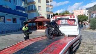 Mersin’de trafiği tehlikeye düşüren motosiklet sürücüsünün ehliyeti iptal edildi