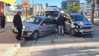 Tarsus’ta park halindeki otomobile çarpan hafif ticari araçtaki 3 kişi yaralandı