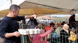 Ülkelerine dönen Suriyeli çocuklara süt dağıtmak için Ankara’dan Hatay’a geldi