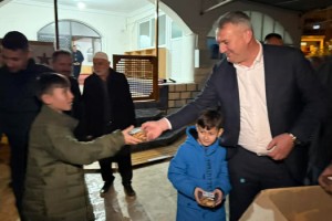 Başkan Mustafa İba, Kandil Simidini Kendi Elleriyle Dağıttı