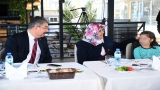 Osmaniye’de Sevgi Dolu Buluşma: Büyükler ve Çocuklar Aynı Masada