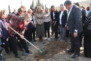 Asu Kaya Gedik, Katledilen Kadınlar Anısına Zeytin Fidanı Dikti