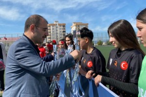 Kadirli’de Kadın Futbol Maçına Kaymakam Dolu’dan Destek