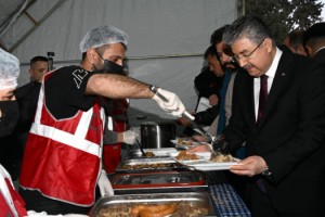 Vali Dr. Erdinç Yılmaz, Ramazan'ın İlk İftarını İftar Çadırında Açtı