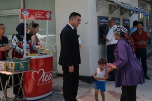 Soğuk İkram Sıcak Sohbet: Kadirli’de Vatandaşlara Limonata İkramı