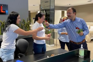 Erdinç Dolu, esnaf ve vatandaşlara gül hediye etti