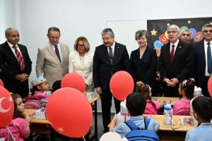Vali Erdinç Yılmaz İlk Ders Zilini Çaldı, Kitap Dağıttı