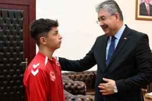Vali Erdinç Yılmaz, Şampiyon Güreşçiyi Kabul Etti