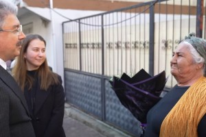 Vali Yılmaz'ın Çiçek Hediyesi Yaşlı Kadını Duygulandırdı