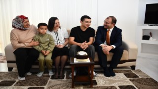 Kadirli Kaymakamı Erdinç Dolu ve Eşinden, Mert'e Doğum Günü Sürprizi