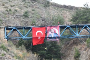 Kurtuluşun Simgesi Kanlıgeçit Köprüsüne Al Bayrak Asıldı