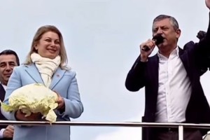 Özgür Özel’den Asu Kaya’ya “Lahana Sarması” Sorusu Mitinge Damga Vurdu