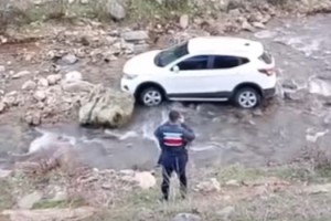 Osmaniye D-400’de Kaza: Araç Dereye Uçtu