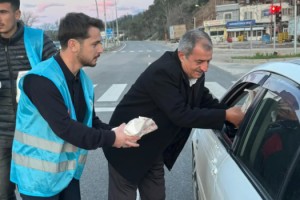 Toprakkale’de AK Partili Gençlerden “İftara 5 Kala” İkramı