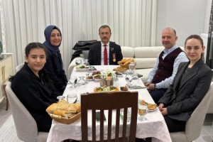 Vali Serdengeçti İftarı Kızıyla Birlikte Gazinin Evinde Açtı