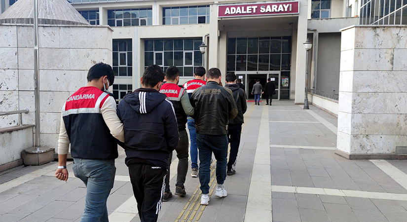 DEAŞ'ın sözde 'emir'i ile 2 örgüt üyesi tutuklandı
