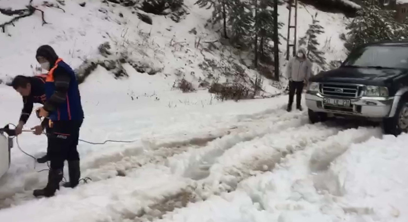 Zorkun Yolunda Mahsur Kalan Araçlar Kurtarıldı