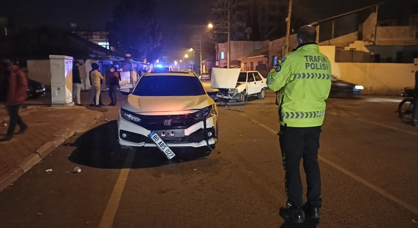 Osmaniye'de iki otomobil çarpıştı: 3 yaralı