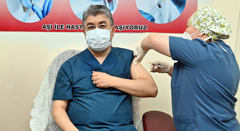 Vali Yılmaz, korona aşısının ilk dozunu yaptırdı