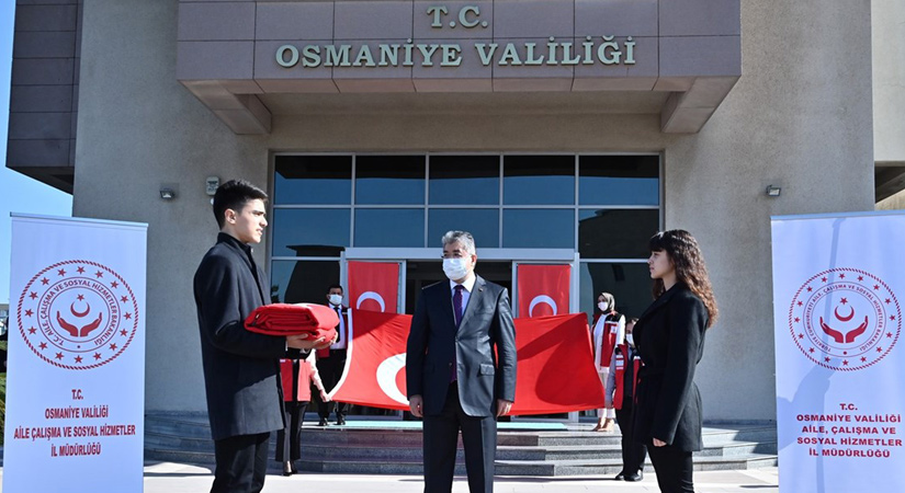 Osmaniye’de Bayrak Teslim Töreni